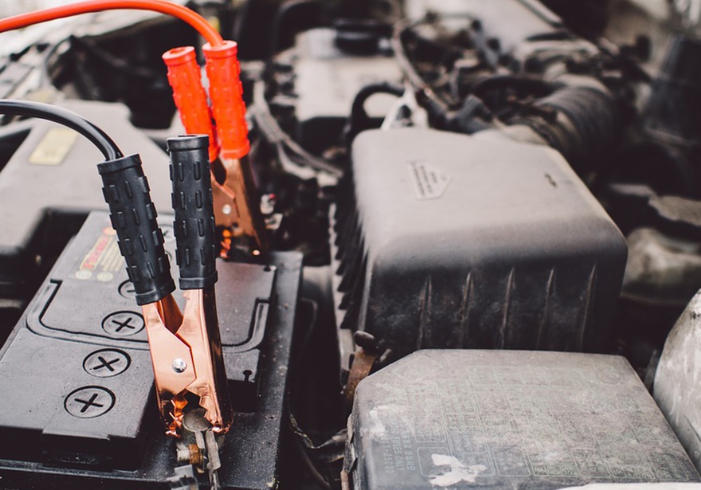 Come si carica la batteria della propria auto