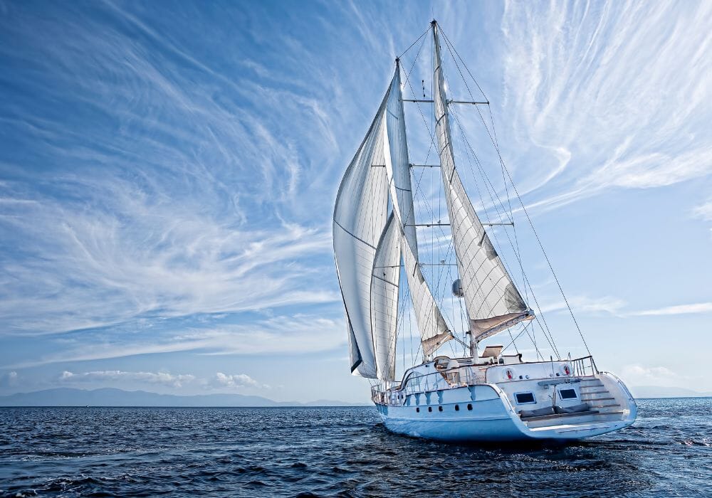 barca a vela in alto mare